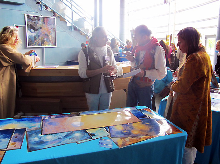 Le stand de François Schlesser avec les reproductions de ses peintures à l'huile - SCIENCE ET CONSCIENCE ÉMERGENCE D'UN NOUVEAU MONDE Vision, Stratégies et Développements  ZÉNITH de TOULOUSE  5 et 6 mai 2012