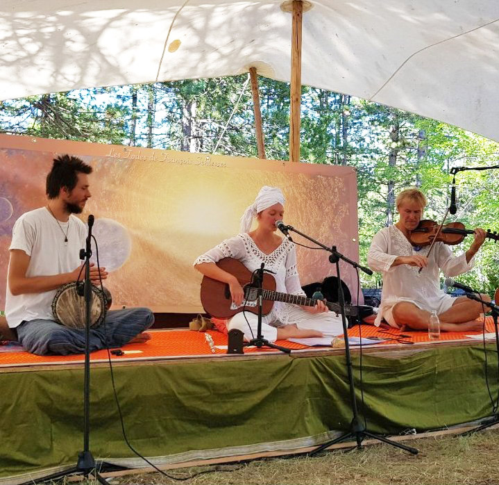 Engelbert, Radha Bani, Ferenz - VIVA BHAKTI 2022 - La Fontaine - Barret-sur-Méouge - Hautes Alpes (05)