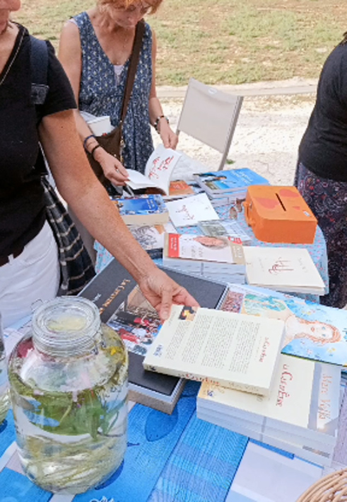 La table des ouvrages de Marc Vella Collège Soraya Melter à Saint-Étienne d'Escattes (30)