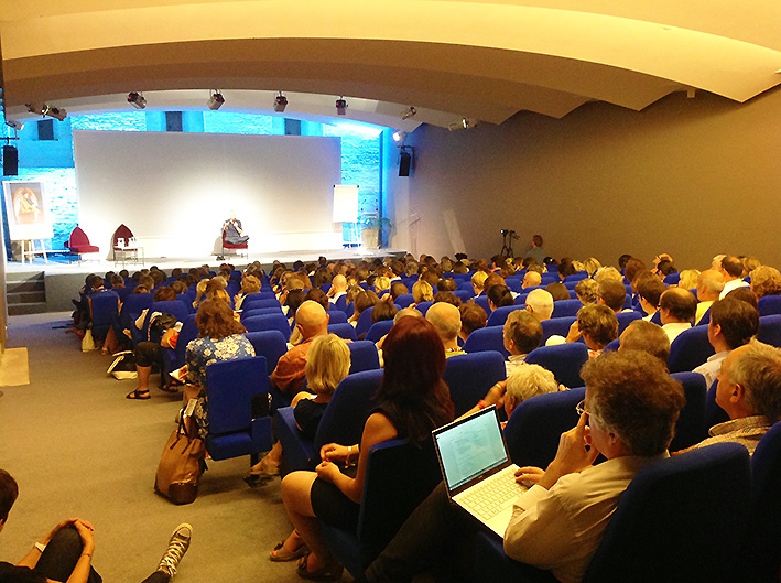 Salle des conférences - L'art d'ÊtreS Heureux - Palais des Papes Avignon 2014