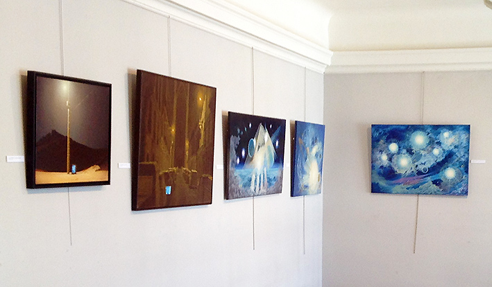 2015 - À gauche, 2 Peintures de Jean-Pierre Monnot  - À droite, 3 Peintures à l'huile de François Schlesser © - Exposition du Musée de l'imaginaire du Château de Ferrières, Peintures et Sculptures dans la Galerie et l'Atelier Fondation Taylor Paris