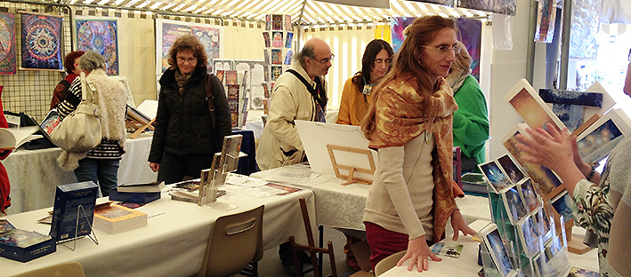 Le stand des produits Arts Lumière - 8e Ciné Forum Science & Conscience "Origine" SARLAT (24) - 6 - 7 - 8 octobre 2017