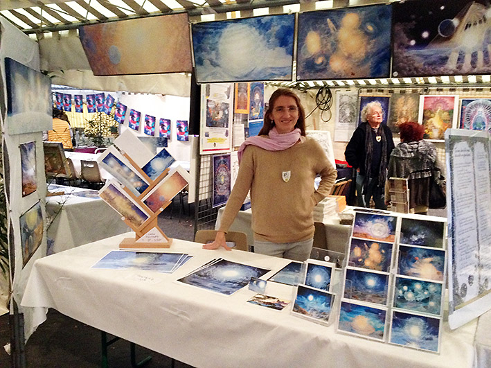 Le stand avec Lola - Exposition des Peintures de François Schlesser pendant le 8e Ciné Forum Science & Conscience "Origine" SARLAT (24) - 6 - 7 - 8 octobre 2017