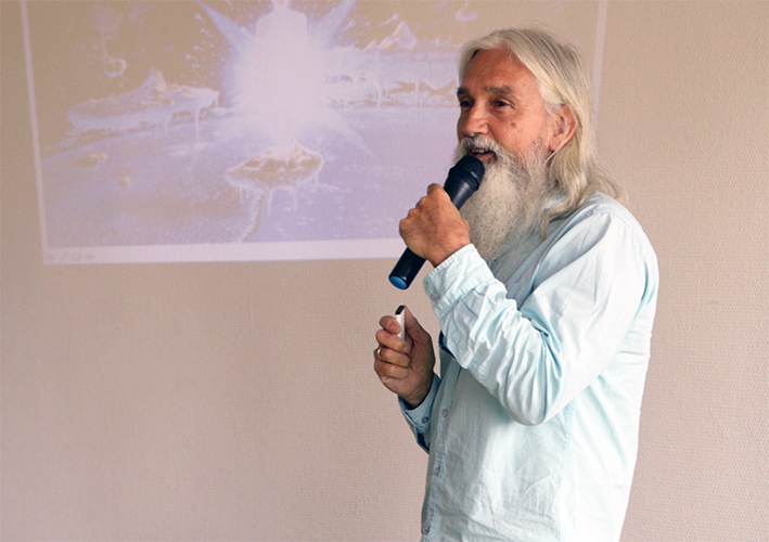 Conférence de François Schlesser -"Peindre vers la lumière​ - Témoignage d'un chemin de vie vers la lumière, naissance et évolution de son œuvre" - 4ème Salon des Z'Arts Zen Exposition des Pein​tures - Parc Expo Villefranche sur Saône (69) Rhône - 19 mai 2019