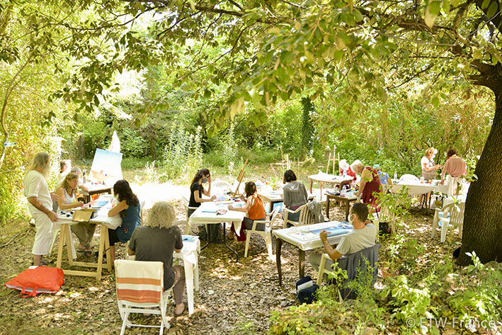 Atelier en plein air pendant le stage de Peinture de François Schlesser en 2020 - Centre AMMA TOURVES (83)