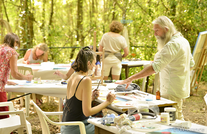 Atelier en plein air pendant le stage de Peinture de François Schlesser en 2020 - Centre AMMA TOURVES (83)