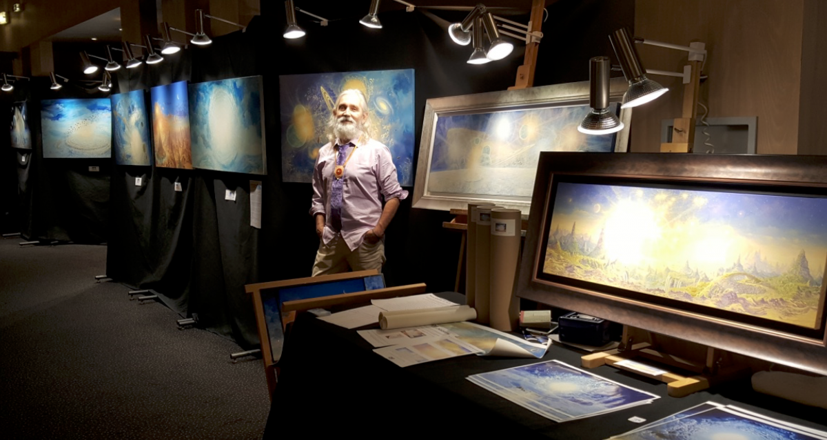 L'artiste devant ses toiles à Mulhouse au Salon Terrapolys